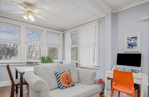 New Buffalo House | Cute cottage near beach & marina with high-speed WiFi, central AC & washer/dryer