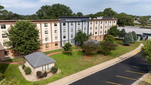 Hammond Hotel | Days Inn and Suites by Wyndham Hammond, IN