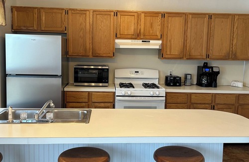 Ridgemoor House | Delightful 3BRm, 2Ba Home. sleeps 8, in a Quiet neighborhood, Free Breakfast