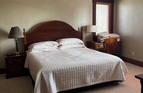 Marshall House | Delightful 4 bdrm Farmhouse and 1 bdrm Barnsuite near Turkey Run State Park
