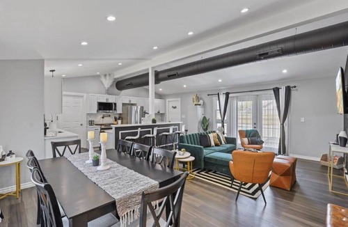 Oakbrook Terrace House | Desirable chic home in a Prime Location!