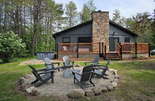 Alanson House | Devils Elbow Cottage on Crooked River with HOT TUB! Ski and Golf nearby!