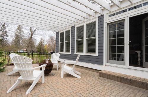 Douglas House | Douglas Cottage - Great location walking distance to both Douglas beach and Downtown!