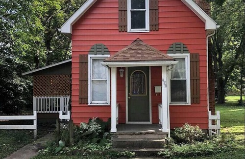 Wabash House | Downtown 2 Bedroom Cottage, Sleeps 6, Walking Distance to Honeywell, Downtown Restaurants, Shopping