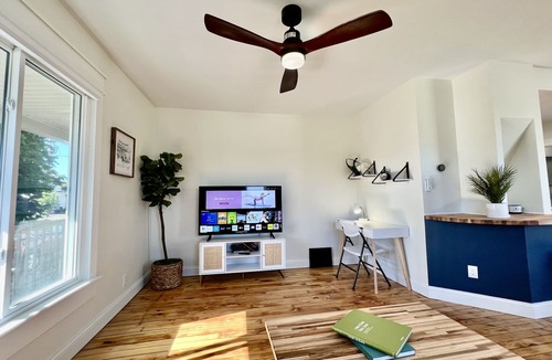 Grand Haven Cottage | Downtown Grand Haven stylish retreat