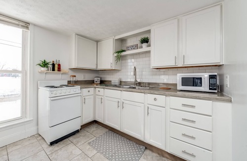 Indianapolis House | Downtown modern cottage close to Lucas Oil | Washer + Dryer | Wifi