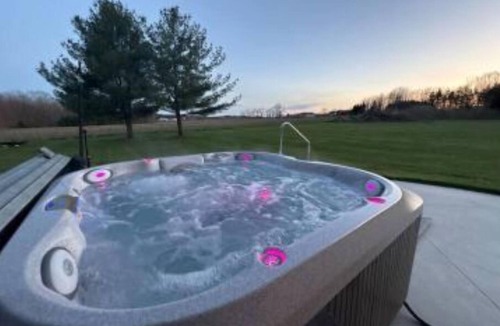 Saugatuck House | Dragonfly Retreat hot tub, sauna, 6 beds, 3 bath, large yard 3 min from Downtown