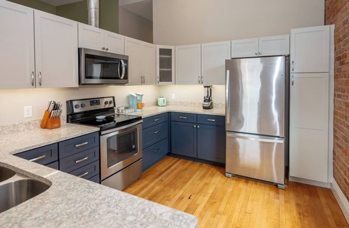 Central Business District Apartment | Dreamy Downtown Luxury Loft/13-Ft Ceilings/Walkable