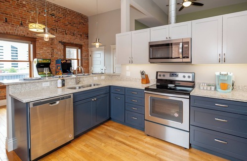 Central Business District Apartment | Dreamy Downtown Luxury Loft/13-Ft Ceilings/Walkable