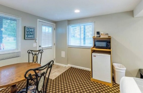 Whitehall Resort | Economical, well-appointed queen room.