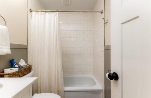 Northeast South Bend House | End Zone Escape2BR house 1 mile to ND Stadium!