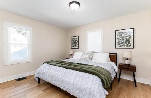 Northeast South Bend House | End Zone Escape2BR house 1 mile to ND Stadium!