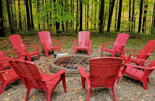 South Haven House | Endless Adventures! Huge Firepit, Pool Table, Sleeps 12, Close to Everything!