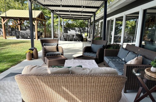South Haven House | ★ Endless Lake Michigan. Cozy & Spacious Getaway with hot tub!
