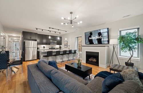 Heart of Chicago Apartment | Enjoy Modern Comfort with Parking and Balcony