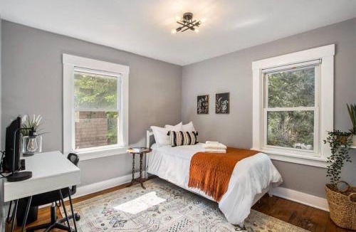 Vine House | Entire 4 Bdrm Beautiful Home Next to WMU/K College