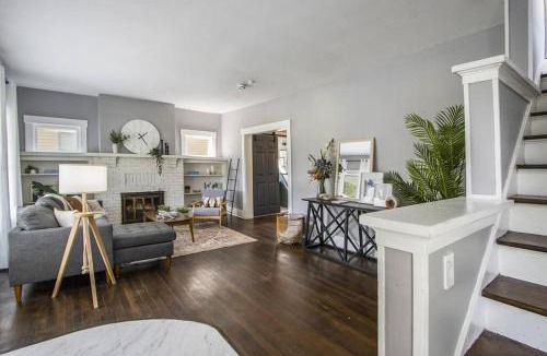 Vine House | Entire 4 Bdrm Beautiful Home Next to WMU/K College