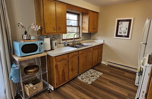 Fort Wayne House | Escape to a colorful, cozy retreat where families and work crews alike can relax