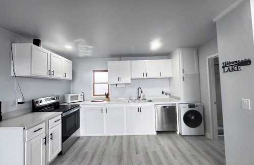 Brooklyn Cabin | Escape to the Lake - Modern renovated 1.5bedroom Cabin- 5 mins to MI Intn Spdway