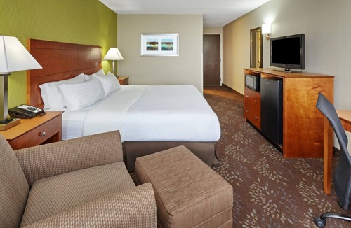 Matteson House | Everthing Illinois has to offer at Your Arms Reach! Onsite Dining, Free Parking
