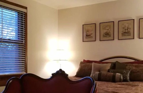 Mishawaka Apartment | Executive Apt King bed MishawakaRiverwalk LongStay