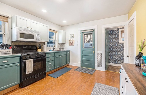 East Grand Rapids Apartment | Experience comfort, convenience, and charm in our lovely Carriage House.