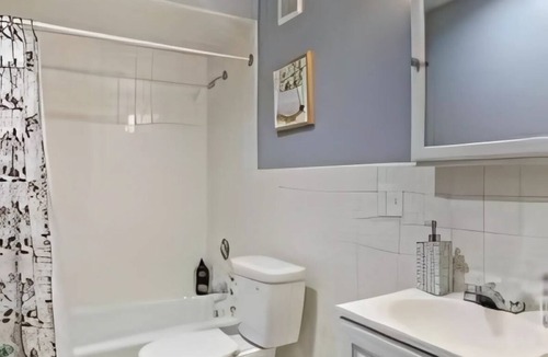West Ridge Apartment | Explore Northside from Modern Studio Apartment with Washer and Dryer