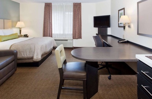 Southfield House | Explore The City Of Southfield! Minutes to Somerset Collections! Free Parking!