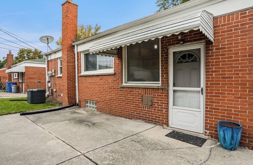 Dearborn Heights House | Fabulous 3-bedroom bungalow with AC in Dearborn Heights