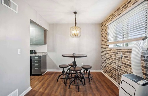 Lansing Apartment | Fairlane #2 | Uncaged