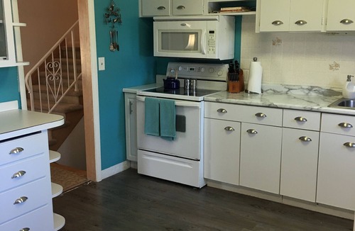 Stevensville House | FAMILIES! 5 BR, 5 King Beds, 3 BA, Brides! Karaoke! Steps to Lake Michigan!