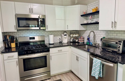 Toledo House | Family Home by Park, King bed, 2 Living spaces, Near Zoo, UTMC & Downtown Toledo