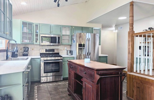 Hastings House | Family lake house with private dock, kayaks & yard