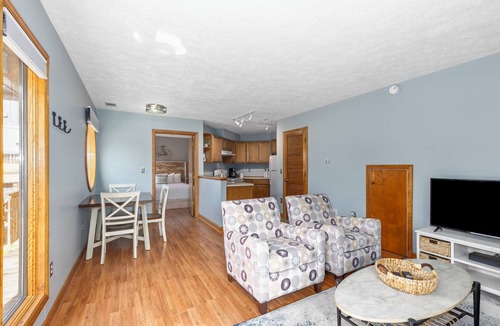 Saugatuck Apartment | Fantastic Downtown One Bedroom Condo Along The Kalamazoo River! Convenient Location With A View!