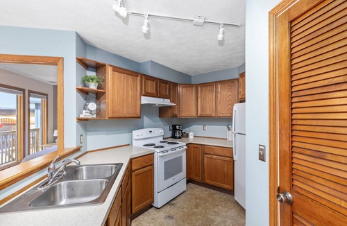 Saugatuck Apartment | Fantastic Downtown One Bedroom Condo Along The Kalamazoo River! Convenient Location With A View!