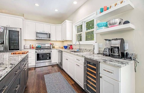 Lakeside House | Fantastic family home near the lake with WiFi and large deck