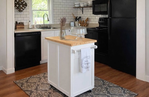 Coloma Cottage | Farmhouse Retreat Near Lake Michigan and Wineries
