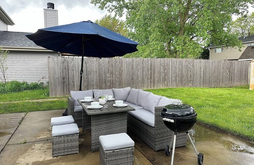 Fox Valley House | Fast Wi-Fi/Comfy beds/Free parking/3bdr house/4TVs