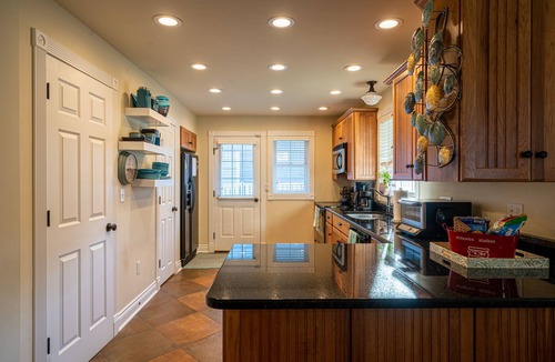 South Haven House | For Pete's Sake - private pickleball court & 2 blocks to beach!