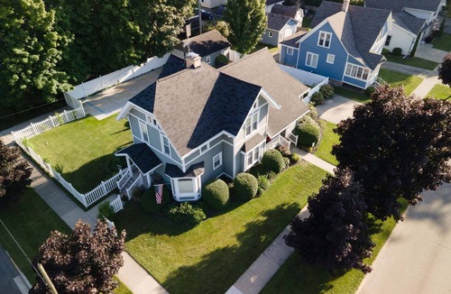 South Haven House | For Pete's Sake - private pickleball court & 2 blocks to beach!