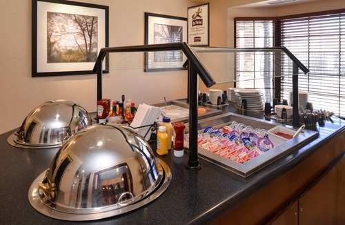 Plainfield Condo | Free Breakfast + Outdoor Pool + Hot Tub | 24 Hour Business Center