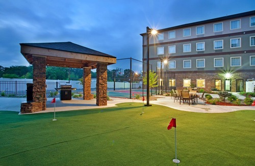 Elkhart Condo | Free Wi-Fi, Free Breakfast + Indoor Pool | 20 Minutes to the University of Notre Dame