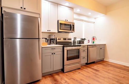 Rush and Division Apartment | French design Luxurious Downtown 3br+2ba/sleeps 8