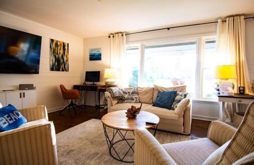 Benton Harbor House | Friday Fowls Cottage - Beach - Sauna - Hot tub - Fireplace - Wine