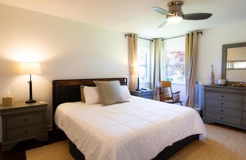 Benton Harbor House | Friday Fowls Cottage - Beach - Sauna - Hot tub - Fireplace - Wine