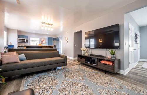 Near Eastside House | Fun for Everyone w Hot Tub BBQ Patio