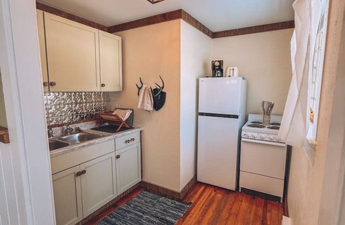 Niles Apartment | Gangsters Paradise @ Renegade Hideaways