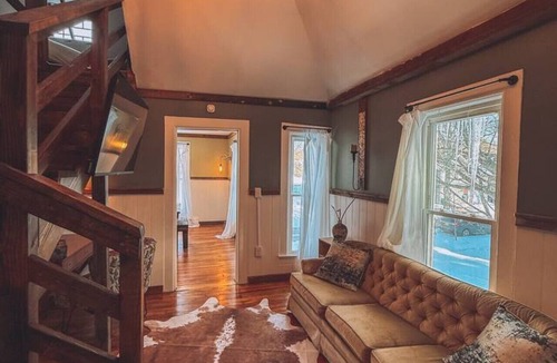 Niles Apartment | Gangsters Paradise @ Renegade Hideaways