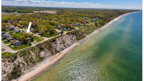Miami Park House | Golden Hour Lakefront Retreat - Fire Pit - Pets