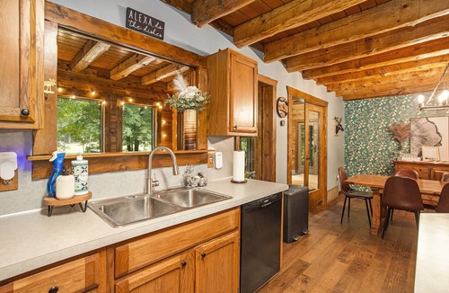 Burnips Cabin | Golf Course Log Cabin with Hot Tub & Movie Theater